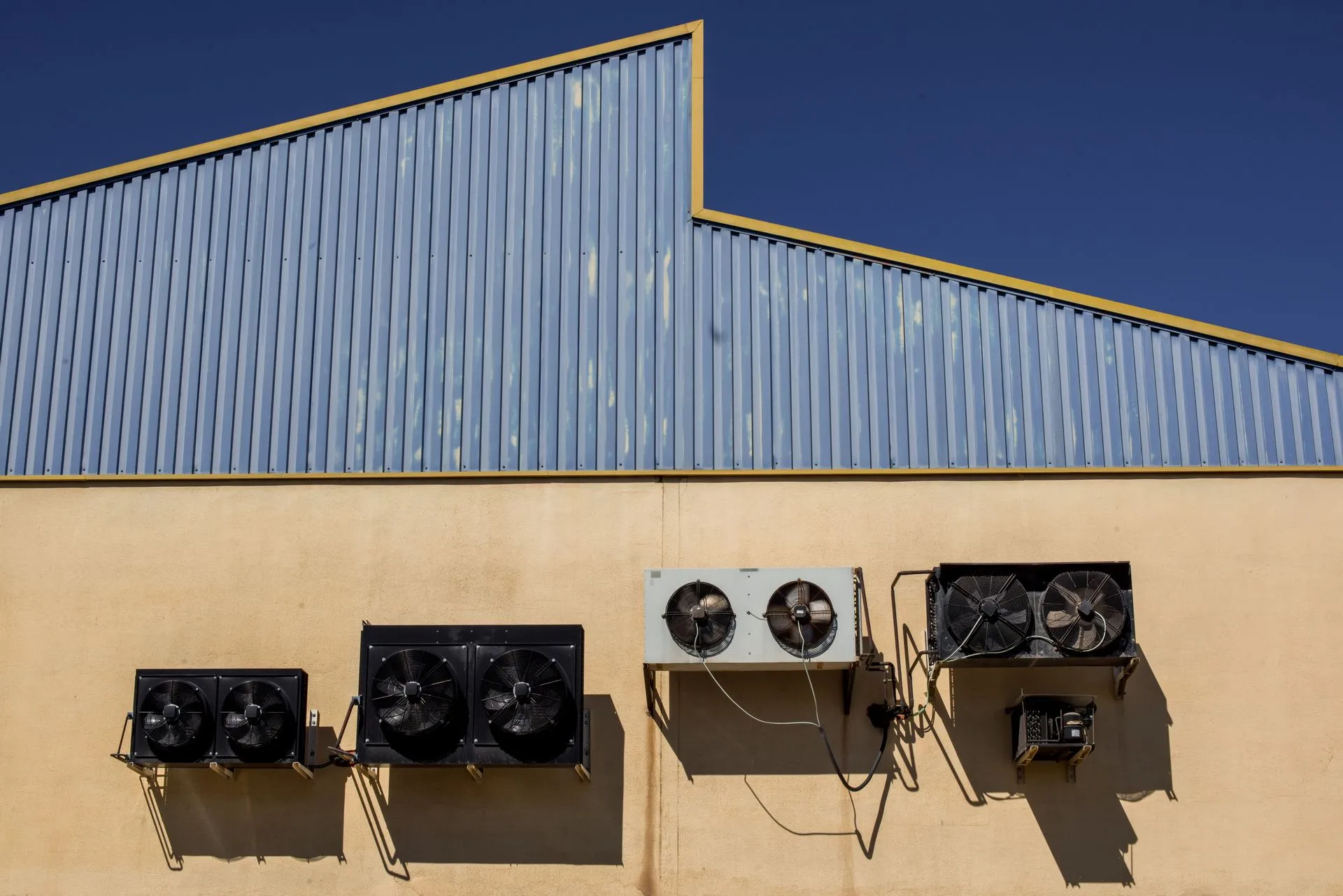 Mycom Air-cooled chiller, 1080 kW, representative photography